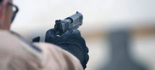 La policía agregó que el padre, Randy Babcock, estaba limpiando un revólver calibre 22 cuando se disparó. (ARCHIVO)