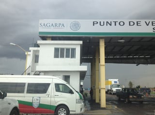 Operativo.  El Instituto Nacional de Migración realiza operativo en la caseta fitosanitaria del municipio de Vicente Guerrero.