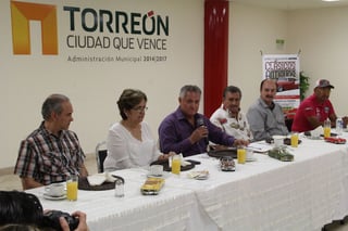 Clásicos. El regidor Mario Valdés presentó los detalles del desfile que se realizará por el 108 aniversario de Torreón. (Cortesía)