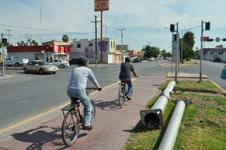 Fallas. Las partes de lo que fue un semáforo, se encuentran tiradas en las áreas verdes de la ciclovía del bulevar Constitución. (GUADALUPE MIRANDA)