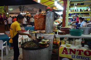 Salud. Regulación Sanitaria visita los puestos de comida en la Feria de Torreón para evitar mal manejo de alimentos. (Fernando Compeán)
