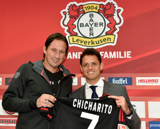 El delantero mexicano Javier 'Chicharito' Hernández sonríe junto al entrenador del Bayern Leverkusen, Roger Schmidt en su presentación con el Bayer Leverkusen. Presenta el Bayer Leverkusen a Javier Hernández