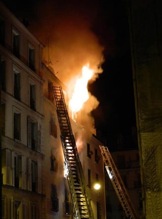 Al menos ocho personas murieron, entre ellas dos niños, en el incendio en un edificio de cinco niveles, al que llegaron unos 60 bomberos para extinguir el fuego. (Twitter)
