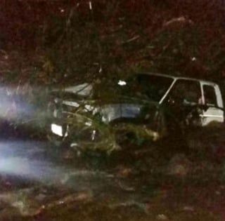 La camioneta en la que viajaban las víctimas fue arrastrada por la corriente del río en la comunidad de Cañada de Madero. (Twitter)