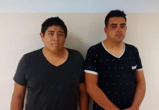 Carlos Alberto de Luna López, de 24 años y Emerson Yamil Hernández López, de 23 años, asaltaron con una pistola de postas, a los empleados de la empresa Coca Cola en las inmediaciones del fraccionamiento Los Laureles.