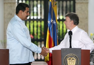 Los gobernantes Juan Manuel Santos y Nicolás Maduro podrían reunirse en un sitio emblemático para poner fin a las diferencias, indicó la agencia ecuatoriana de noticias Andes. (ARCHIVO)
