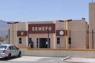 El cuerpo llevaba más de 72 horas en la clínica, por lo que al sitio acudieron elementos de la PGJE para trasladarlo al Semefo. (ARCHIVO)
