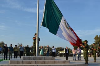 Tuvo lugar el izamiento de la Bandera Nacional en las instalaciones del Campo Militar La Joya. (EL SIGLO DE TORREÓN)