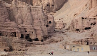 Vista del lugar donde antes se alzaban las dos estatuas de Buda esculpidas en el risco que fueron destruidas por los talibanes en marzo de 2001 en Bamiyan (Afganistán). (EFE)