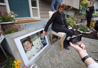 Con llanto. Tima Kurdi , toca una foto de sus sobrinos Aylan y Galib Kurdi al hablar con los medios de comunicación frente a su casa en Coquitlam , BC, Canadá, tras conocer la tragedia de su muerte.
