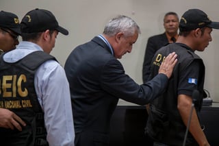 Detenido. El expresidente de Guatemala, Otto Pérez Molina, es escoltado por los detectives de la policía en su camino a la cárcel , después de una audiencia en la corte donde enfrenta cargos de corrupción.