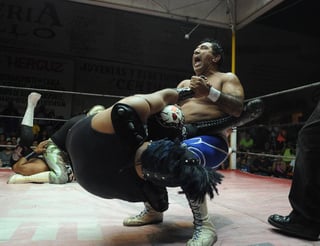 Blue Panther y Último Guerrero protagonizaron una verdadera batalla sobre el ring. Blue Panther regresa al ring que lo vio nacer