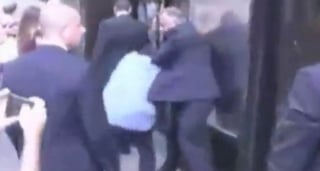 Uno de los guardaespaldas arrancar un cartel al manifestante Efraín Galicia, quien busca recuperarlo y recibe un puñetazo en la cara. (IMAGEN TOMADA DEL VIDEO)