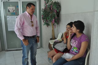 Desesperación. Karla, madre de la pequeña, solicitó el apoyo de Javier Quintero para hacer más grande su llamado de ayuda. (GUADALUPE MIRANDA)
