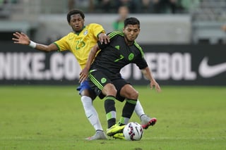 ‘Tecatito’ Corona, quien prefirió jugar con el Porto y quedar fuera de la selección mexicana para el duelo amistoso ante Trinidad y Tobajo. (EFE)