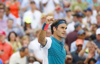 El Suizo Roger Federer hizo buenos los pronósticos y venció al alemán Philipp Kohlschreiber por parciales de 6-3, 6-4 y 6-4. (EFE)
