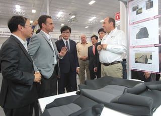 Estreno. Tras realizar la inauguración de Yongsan Automotive de México, el gobernador platica con los directivos de la firma.