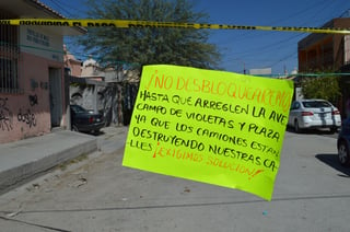 ‘Clausuradas’. Calles de Campo Nuevo Zaragoza fueron bloqueadas por vecinos por carencias en los servicios públicos. (EL SIGLO DE TORREÓN)
