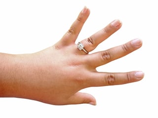 Entregar un anillo a la novia para comprometerse es una práctica generalizada. (ARCHIVO)