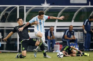 Lionel Messi se encargó de dejar a México sólo con el empate, en el partido disputado ayer en el estadio AT&T, de Texas. (AP)