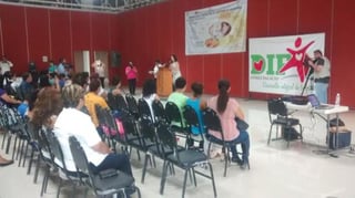 Dentro de la charla, se explicó a las asistentes que la leche materna le ayuda a los bebés en su desarrollo y coeficiente intelectual. (El Siglo de Torreón)