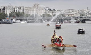 Homenaje. La barcaza de remos real “Gloriana” navega en pro-
cesión a través del río Támesis en Londres en honor a la reina.