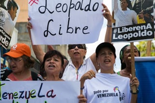 Apoyo. Seguidores del opositor venezolano Leopoldo López, gritan consignas  frente al palacio de Justicia.