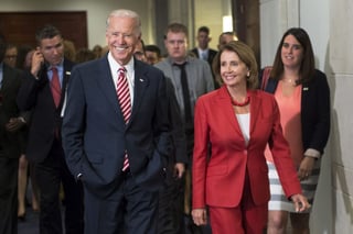 Junta. El vicepresidente de EU, Joseph Biden (i), camina junto a la líder de la facción demócrata de la Cámara, Nancy Pelosi, tras asistir a una reunión  con legisladores demócratas de la Cámara.