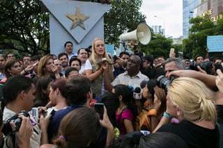 Apoyo. Lilian Tintori, esposa de López, convoca a una marcha pacífica a favor de su esposo.