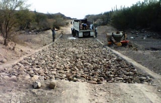 Deficiente. Los daños que dejó la tormenta en los caminos de Baja California no han sido reparados.