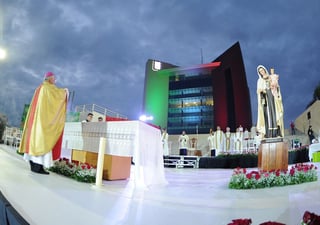 Honor. El obispo José Guadalupe Galván Galindo fue quien ofreció la misa por el 108 aniversario de la ciudad. (Ramón Sotomayor)