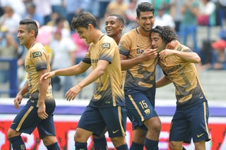 Jugadores de los Pumas de la UNAM celebran uno de los tres goles que le metieron al Veracruz. (Jam Media)