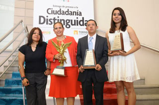 Katia Alvarado, Jesús Salvador Montoya y Verónica Azucena Saucedo cargan sus trofeos y posan junto a Alina Garza. (Jesús Galindo)
