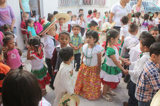 Festejo. Como parte de su formación los pequeños escenificaron el Grito de Independencia. (EL SIGLO DE TORREÓN / Mary Vázquez) 