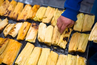 Los hay rellenos de pollo, carne de cerdo, queso, rajas o dulces: se envuelve en hojas de maíz o de plátano; cada región del país tiene estilo muy propio de hacerlos, pero de alguna manera todo México disfruta de los tamales. (ARCHIVO)