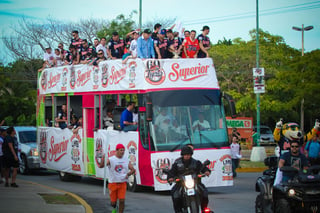 Los campeones de la Liga Mexicana de Beisbol hicieron su desfile.  (Notimex)