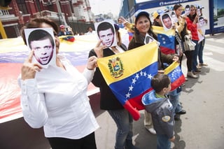 En apoyo. Varias personas portan una máscara alusiva a Leopoldo López y exigen su liberación. La ONU determinó además que es ilegal la detención del político.