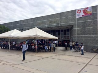 Jóvenes han acudido a la Feria del Empleo que se celebra en el gimnasio de la Unidad Deportiva de Torreón. (El Siglo de Torreón)