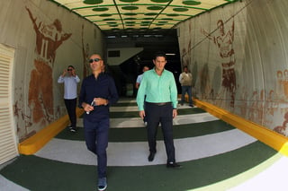 El Presidente de Santos Laguna, Alejandro Irarragorri (der) se culpó del mal paso que llevan en la Liga MX, aseguró que no supieron manejar el momento. (Jesús Galindo)