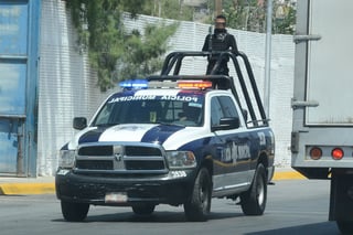 Detenidos. Autoridades detienen a dos hombres con 139 pantalones 'piratas' en la colonia Moderna, de Torreón.
