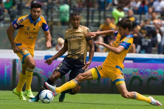 Fildel Martínez (c) disputa el balón con Jürgen Damm (d) durante el juego de ayer en donde Pumas venció 1-0 a Tigres de la UANL en el estadio Olímpico Universitario. (Notimex)
