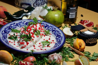 En Puebla, familias enteras mantienen viva esta tradición por preparar y degustar los chiles en nogada, incluso para su preparación a cada integrante se le asigna elaborar un ingrediente o participar en el proceso de guisado. (ARCHIVO)