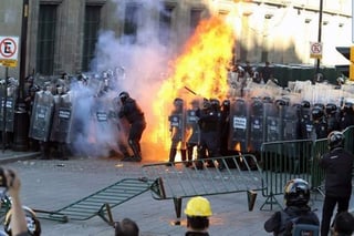 Supuestos anarquistas se enfrentaron con granaderos, a quienes lanzaron bombas molotov y piedras, a un costado de Palacio Nacional. (TWITTER)