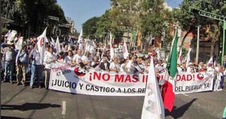 Sin incidentes, parte del contingente que marcha para conmemorar masacre estudiantil del 2 de octubre arribó al Zócalo, donde hay un mitin. (TWITTER)