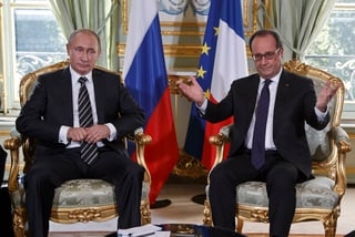 Negociación. En la imagen aparece Vladimir Putin y Hollande dialogando en París sobre Ucrania y Siria.