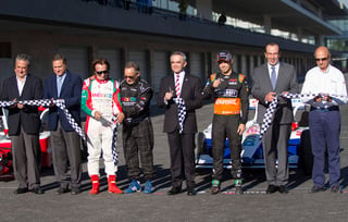 El jefe de Gobierno del DF, Miguel Ángel Mancera, estuvo acompañado del piloto mexicano, Sergio Pérez en la ceremonia. (Notimex)