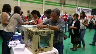 Acudieron a esta asamblea alrededor de 350 militantes para emitir su voto. (El Siglo de Torreón)