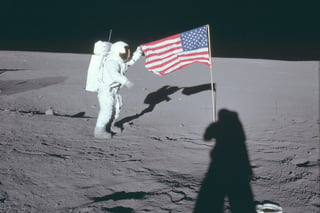 Fotos inéditas. En la imagen se observa a uno de los astronautas de la misión Apolo 12, la segunda que alunizó, en 1969. (WWW.FLICKR.COM/PHOTOS/PROJECTAPOLLOARCHIVE)
