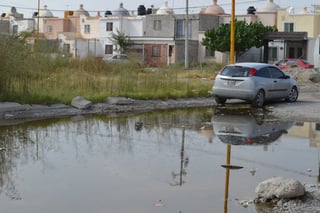 Daños. La calle Campo de Iris, en Campo Nuevo Zaragoza se observa prácticamente bloqueada por los daños al pavimento. (EL SIGLO DE TORREÓN)