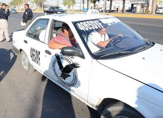 Multas. Han sido multados los llamados 'cinqueros' por representar una competencia desleal para los taxistas. (EL SIGLO DE TORREÓN)